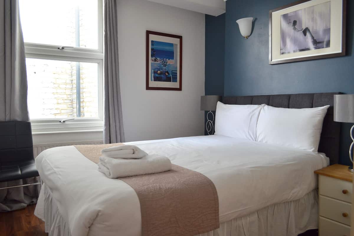 Iron/ironing board, free WiFi, bed sheets