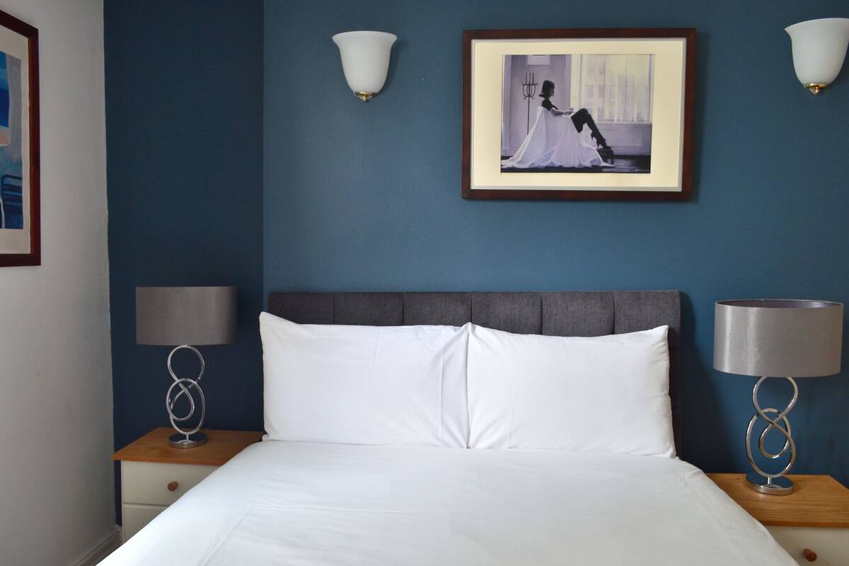 Iron/ironing board, WiFi (free), bed sheets