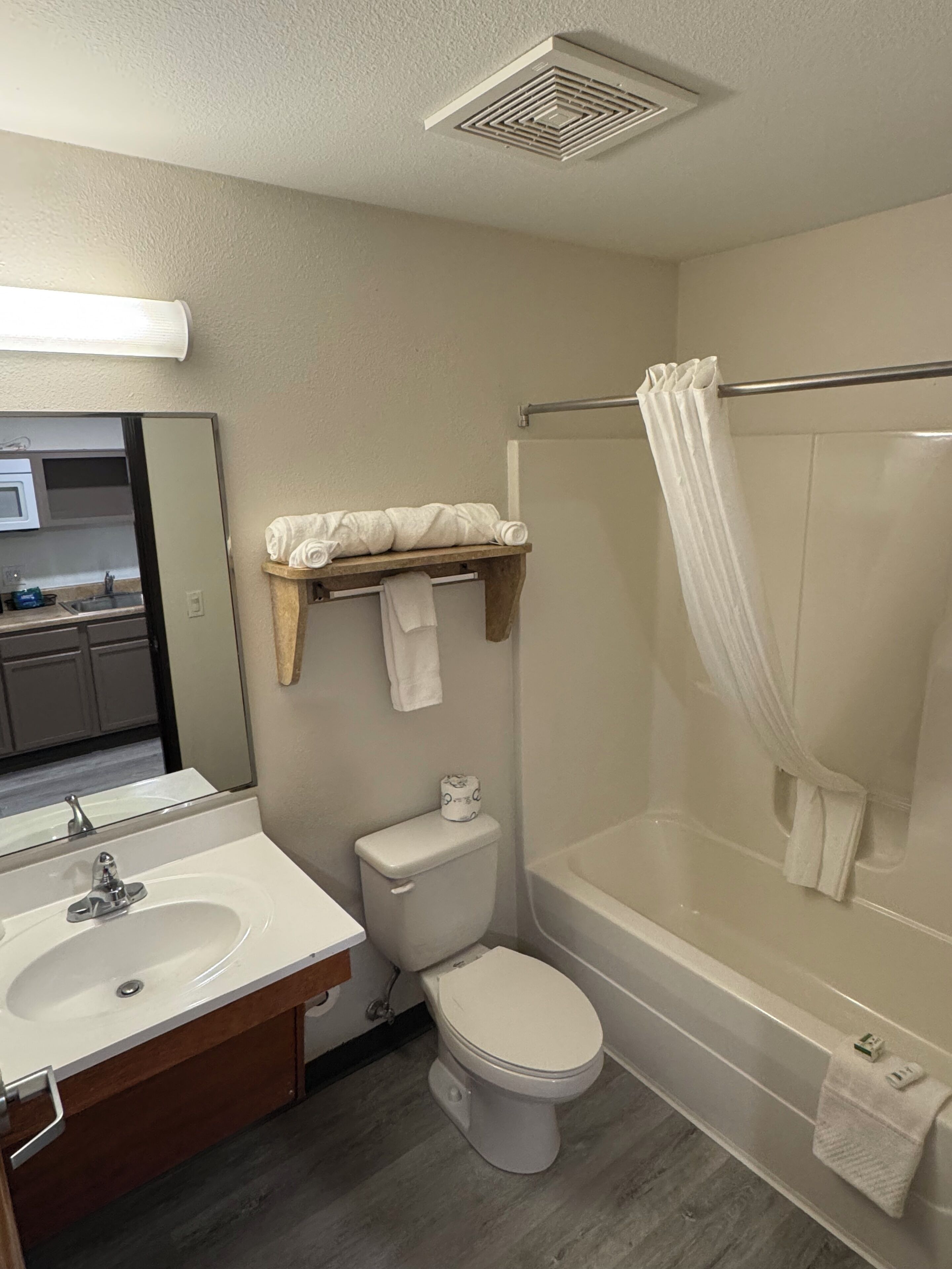 Un baño con bañera, inodoro y lavabo.