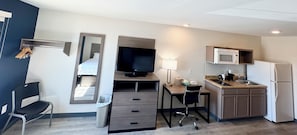 Escritorio, tabla de planchar con plancha, wifi gratis y ropa de cama