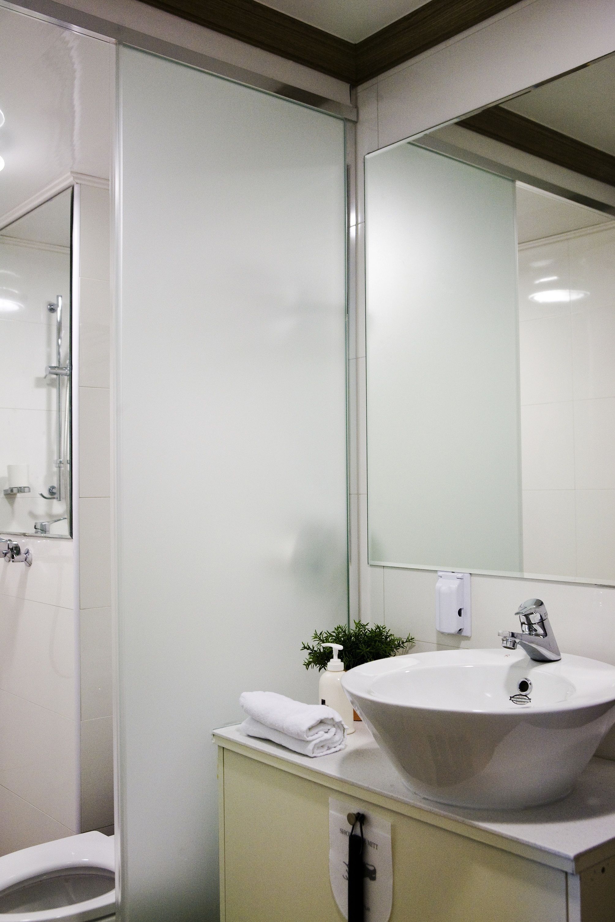 Buồng tắm vòi sen, đồ dùng nhà tắm miễn phí, máy sấy tóc 