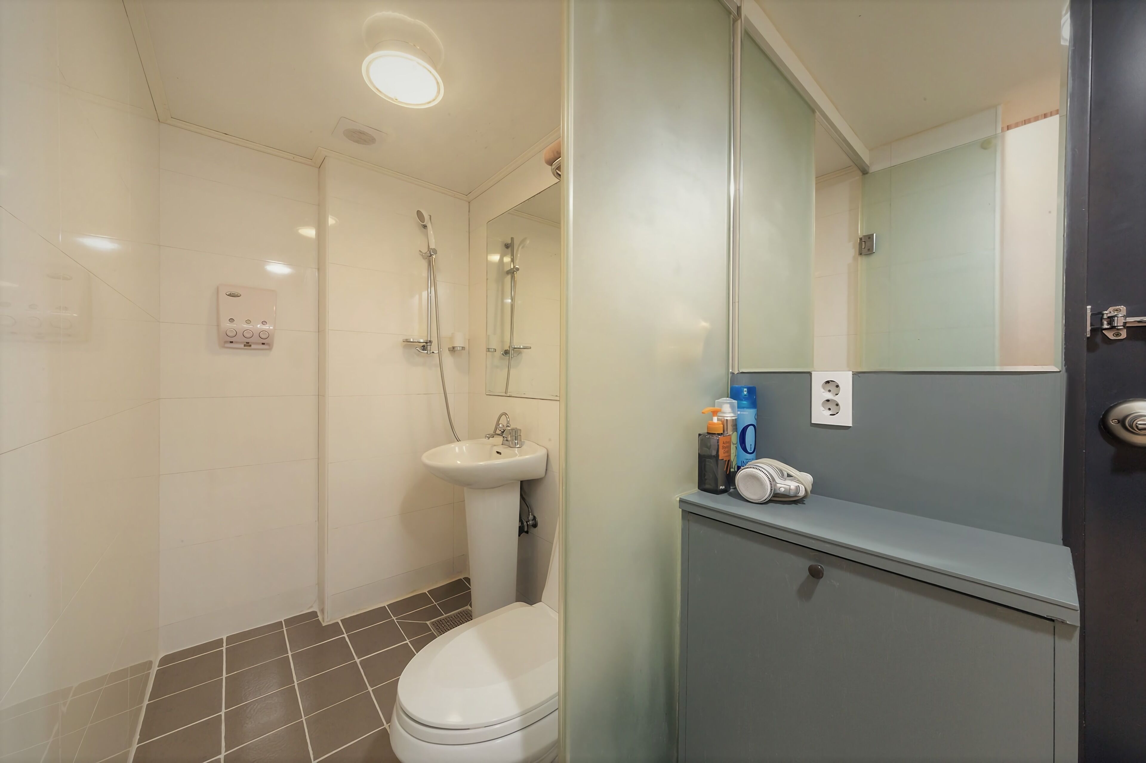 1 bedroom, hypo-allergenic bedding, blackout curtains, soundproofing