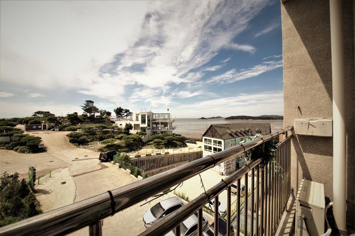 Hypo-allergenic bedding, blackout drapes, soundproofing