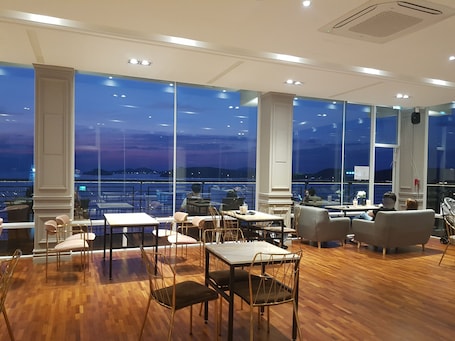 Café. Hotel Hue Loft