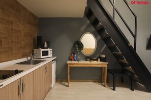 Family Twin Room | Eget kjøkken | Kjøleskap, kaffetrakter/tekoker og vannkoker