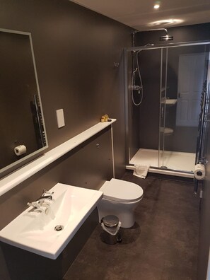 Standaard tweepersoonskamer | Badkamer | Gratis toiletartikelen, handdoeken