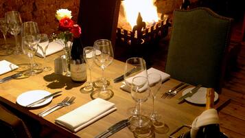 Daily full breakfast (GBP 15 per person)