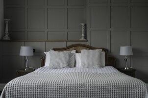 Ropa de cama de alta calidad y caja de seguridad en la habitación 