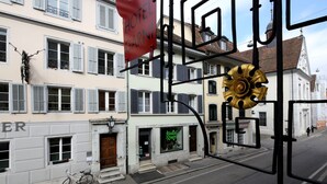 A street view with a hotel named "HOTEL GARNI" and a bicycle parked outside. - Hotel Roter Ochsen (Solothurn)