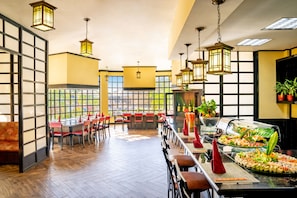 7 restaurantes; se sirven desayunos, comidas y cenas