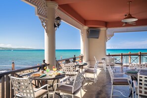 7 restaurants, breakfast, lunch, dinner served; American cuisine 