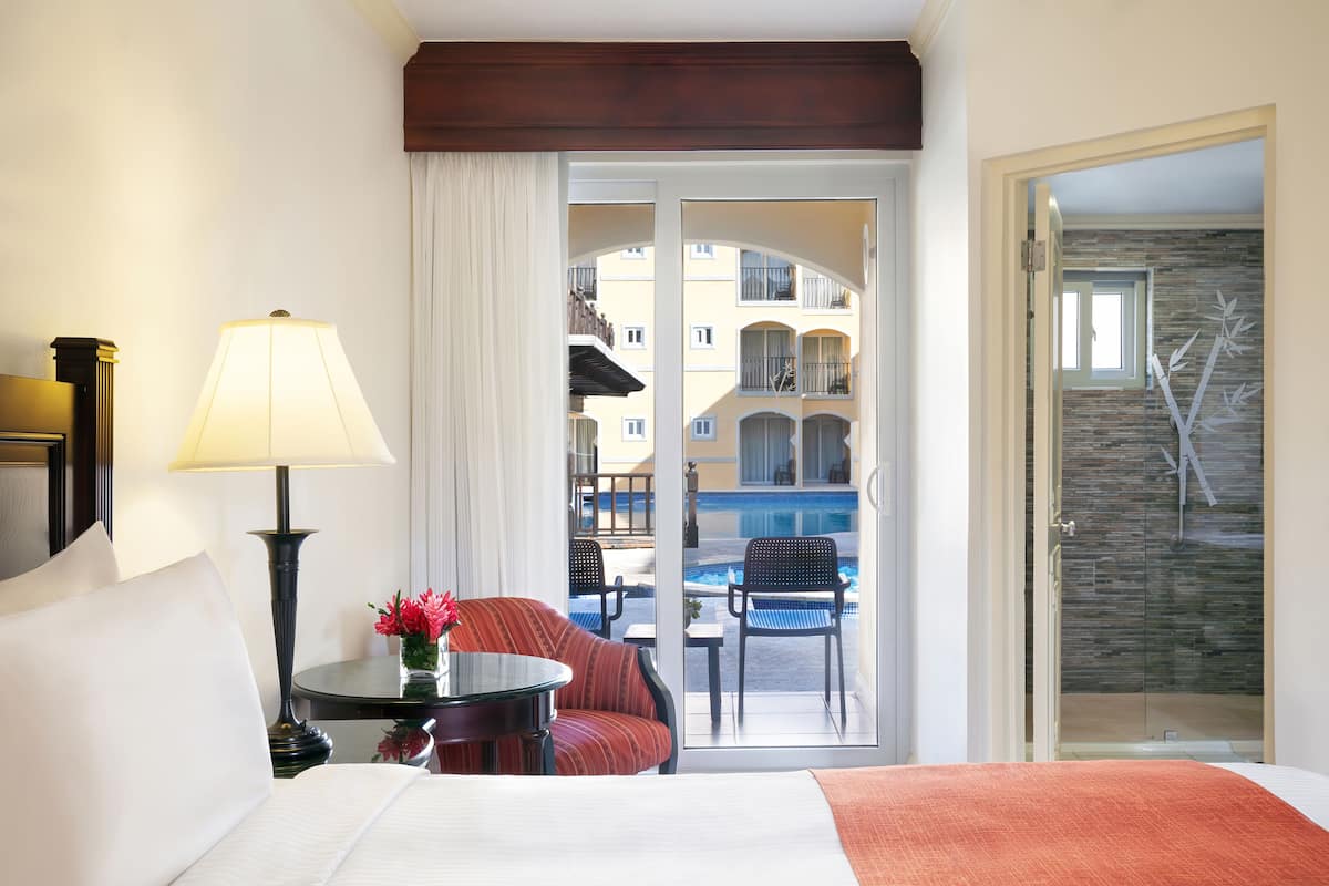 Free minibar, in-room safe, blackout drapes, free WiFi
