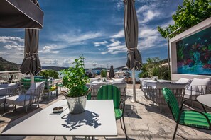 Outdoor dining - Hotel Apanema Vivari (Nafplio)