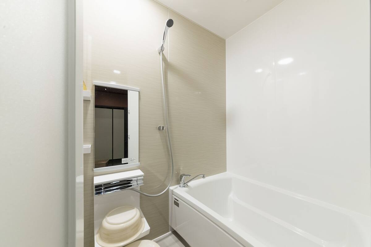 Une salle de bain équipée de toilettes, d’une douche et d’une baignoire.