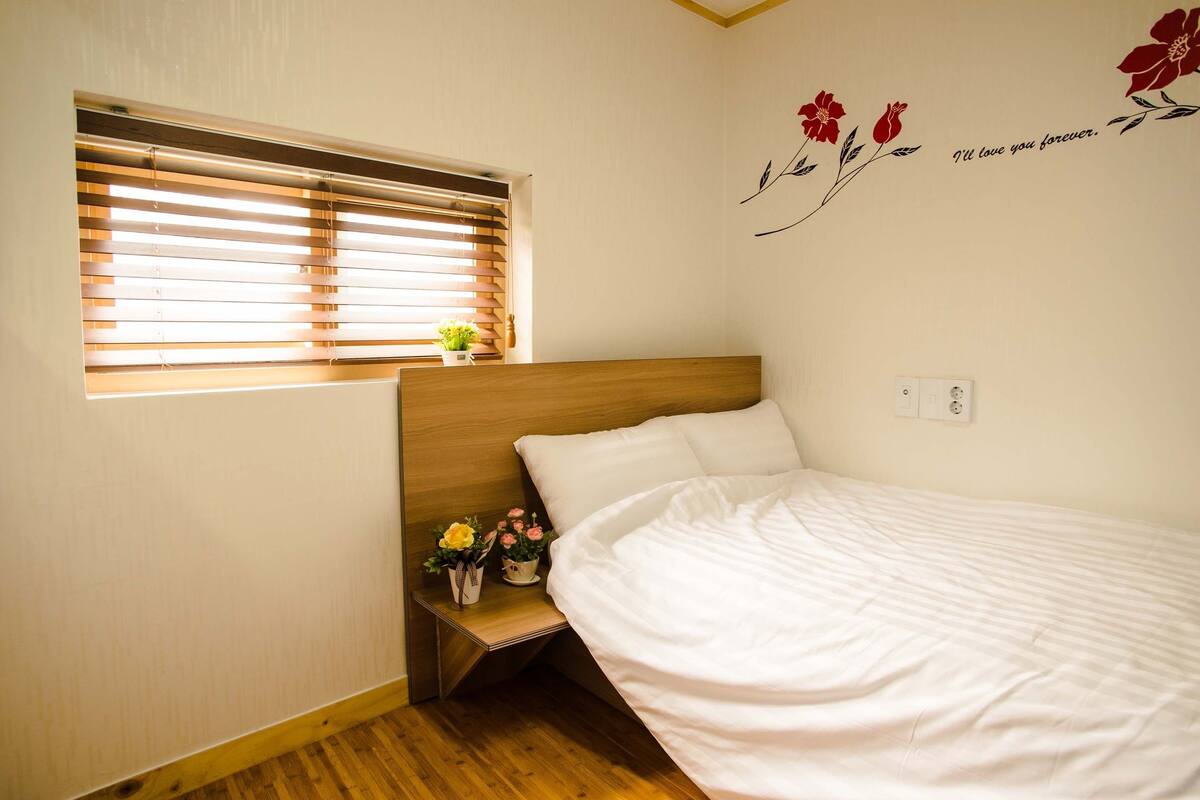 Deluxe Room (Private shower booth & shared toilet) | Premium bedding, pillowtop beds, rollaway beds (surcharge), WiFi (free)