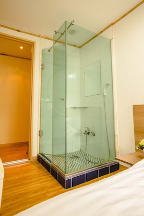 Standard Single Room (Private shower booth & shared toilet) | Bathroom shower - KSTAR HOUSE (Seoul)