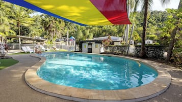 Piscina all'aperto, lettini