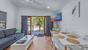 Superior 2 Bedroom Villa | Zona de estar | Una televisión LED