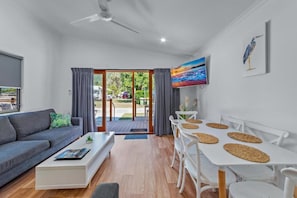 Superior 2 Bedroom Villa | Coin séjour | Télévision LED