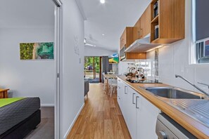 Superior 2 Bedroom Villa | Privékeuken | Een koelkast, een magnetron, een waterkoker