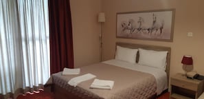 Bàn, bàn ủi/dụng cụ ủi quần áo, truy cập Internet không dây miễn phí