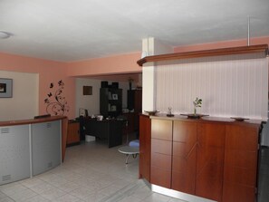 Tủ lạnh, bếp nấu, dụng cụ pha cà phê/trà, ấm điện