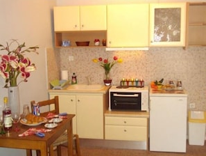 Habitación estándar con 1 cama doble o 2 individuales, vistas al mar | Servicio de comidas en la habitación