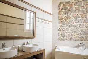 Suite | Salle de bain | Articles de toilette gratuits, sèche-cheveux, chaussons