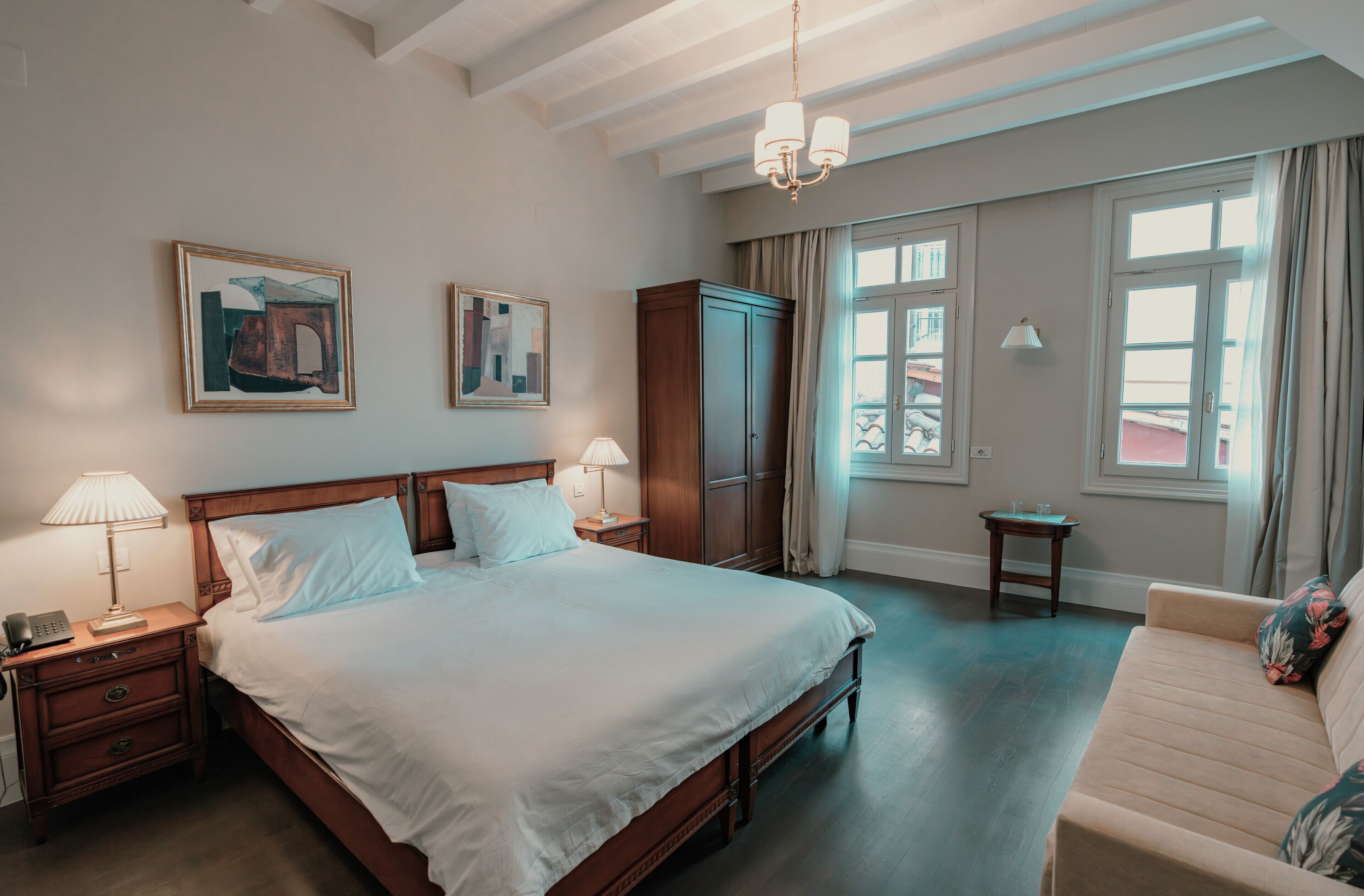 Minibar, decoración personalizada, muebles diferentes y escritorio 