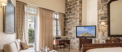 Suite | 1 bedroom, minibar, individually decorated, individually furnished