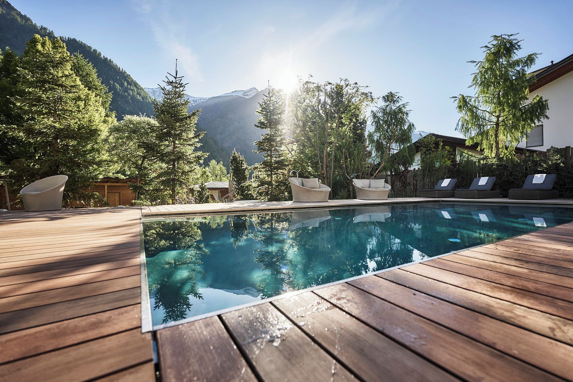 Una piscina al aire libre (de 08:00 a 20:00), tumbonas