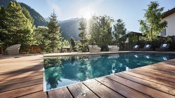 Außenpool, geöffnet von 08:00 Uhr bis 20:00 Uhr, Liegestühle