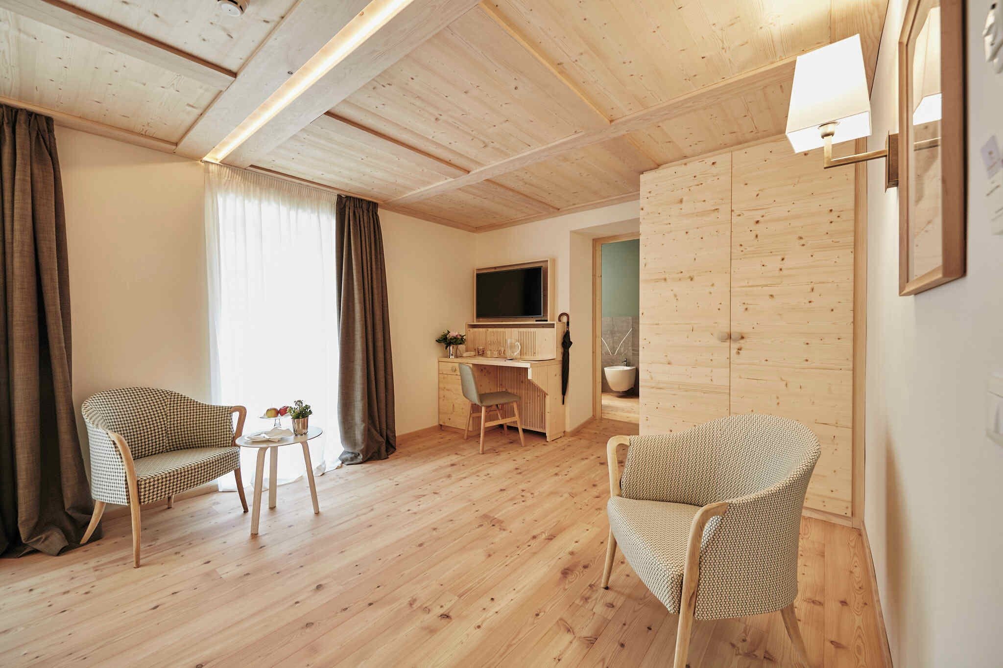 Deluxe Room | Hypo-allergenic bedding, minibar, in-room safe, desk