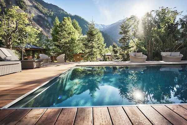 Piscine extérieure, chaises longues