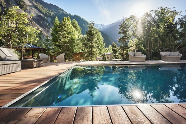 Piscine extérieure, chaises longues