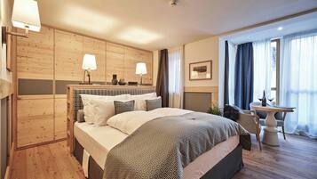 Allergikerbettwaren, Minibar, Zimmersafe, Schreibtisch