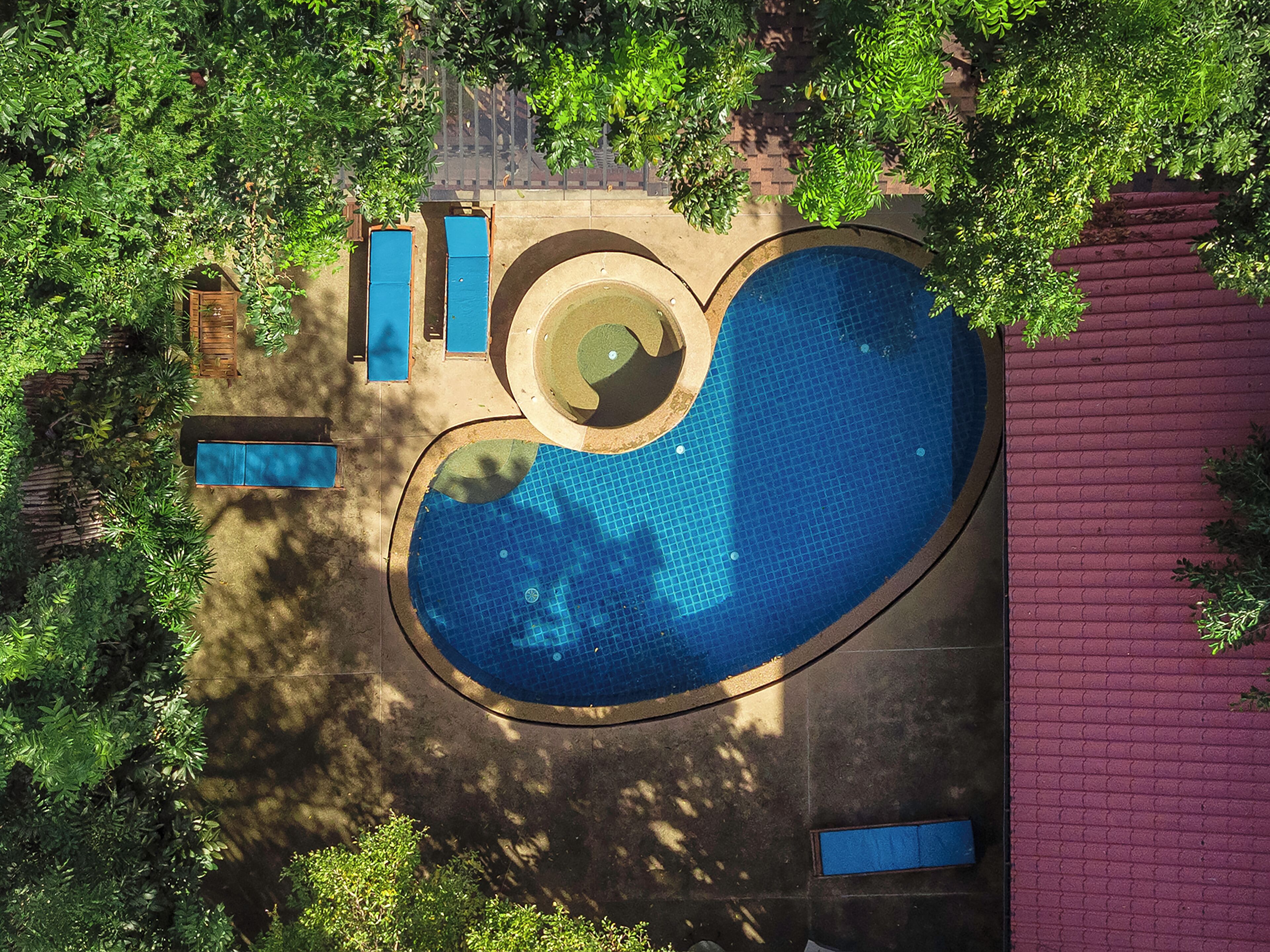 outdoor pool, open 8:00 am to 10:00 pm, pool loungers