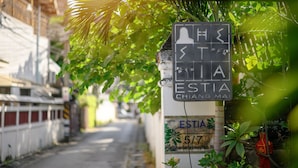 Señal con los nombres 'ESTIA' y 'CHANG MAI' que indica un hotel o propiedad.