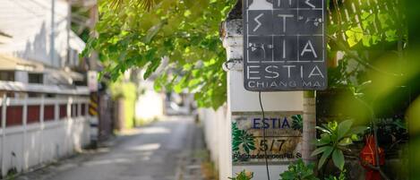 Une enseigne portant les noms « ESTIA » et « CHANG MAI », indiquant un hôtel ou un établissement.