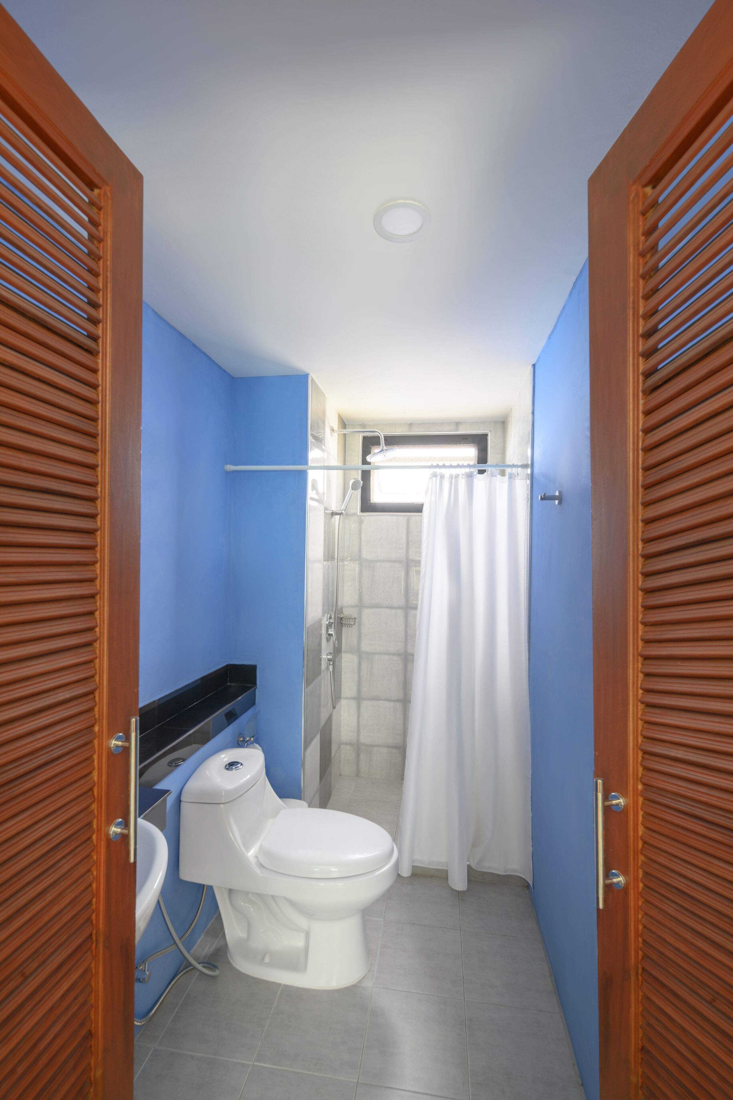 shower, rainfall showerhead, free toiletries, hair dryer