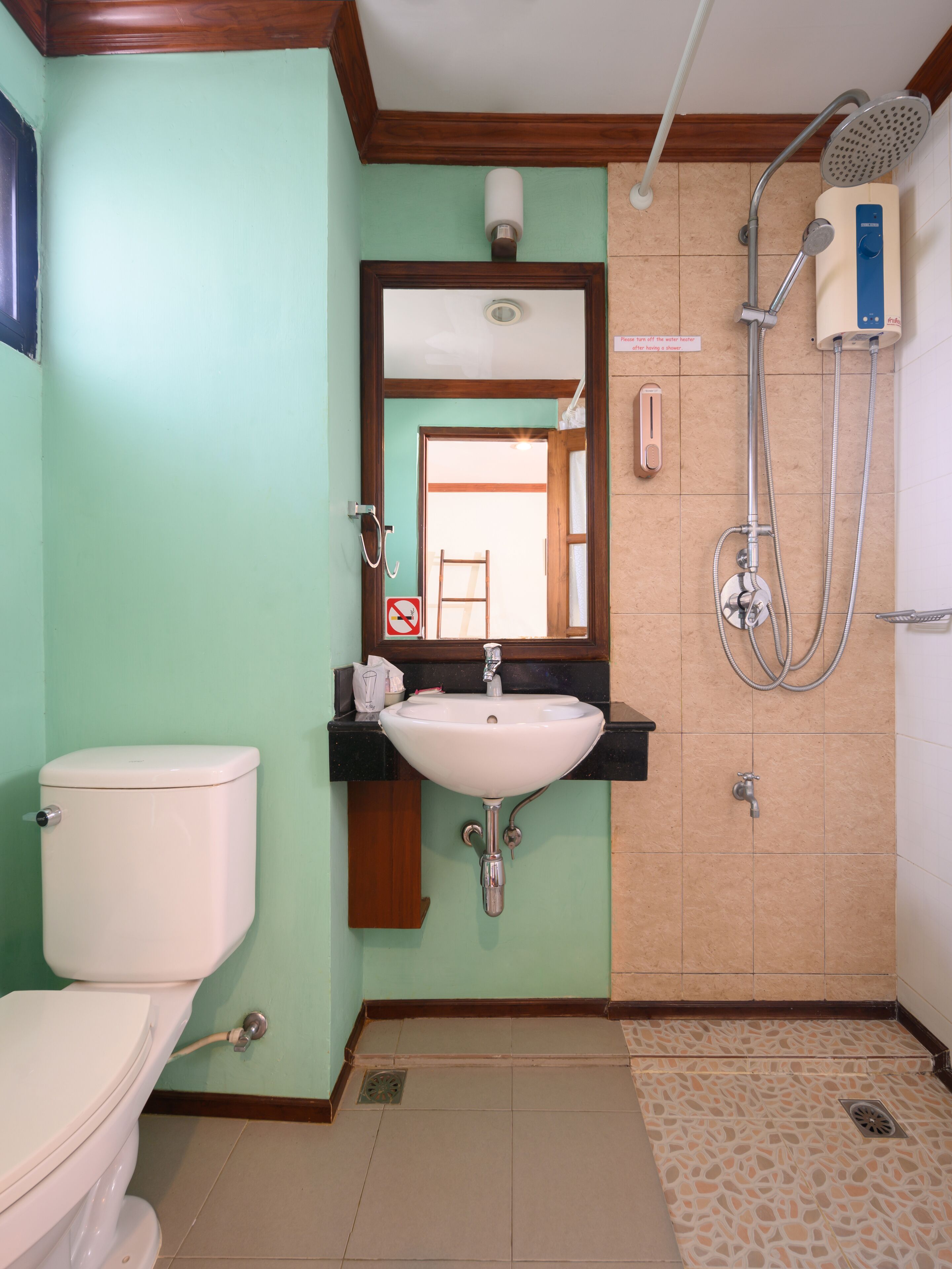 Un baño con inodoro, lavabo y ducha.