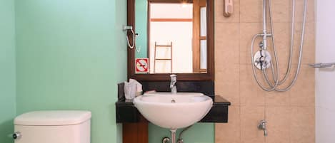 Un baño con inodoro, lavabo y ducha.