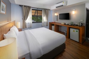 Phòng Deluxe, 1 giường đôi | Minibar, két bảo mật tại phòng, bàn, phòng cách âm 