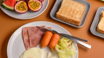Sarapan prasmanan setiap hari dengan biaya tambahan