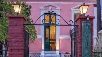 ด้านหน้าที่พัก