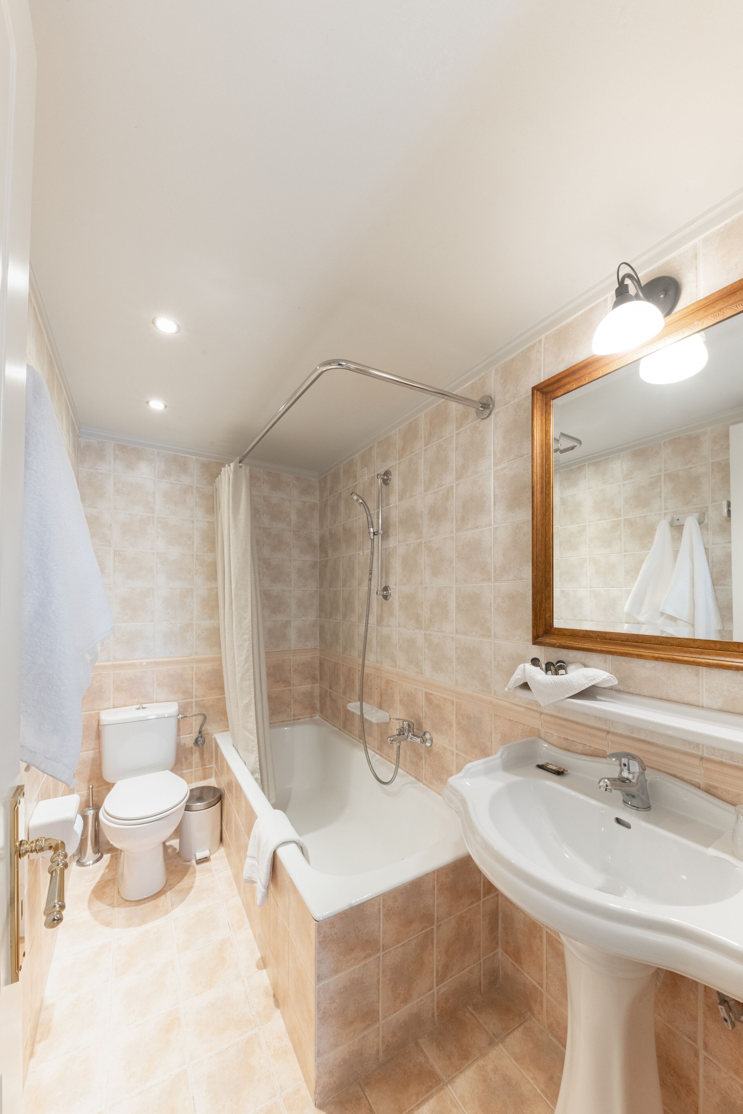 standard room | bathroom | free toiletries, hair dryer, slippers, towels