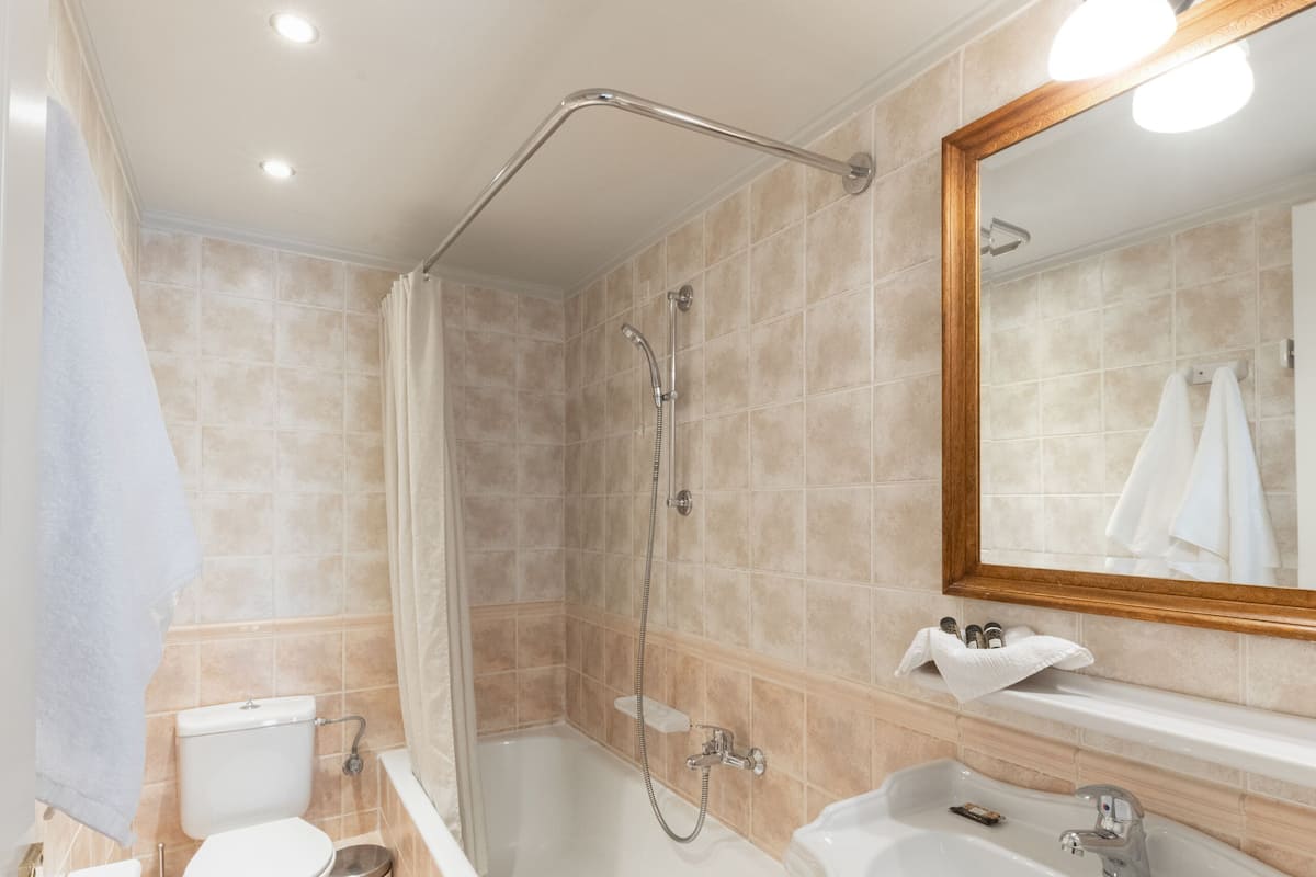 standard room | bathroom | free toiletries, hair dryer, slippers, towels