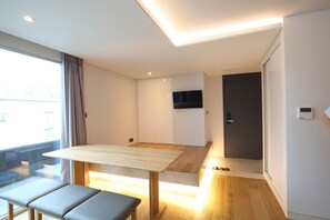 Royal-Suite, 2 Doppelbetten, Stadtblick | Essbereich im Zimmer