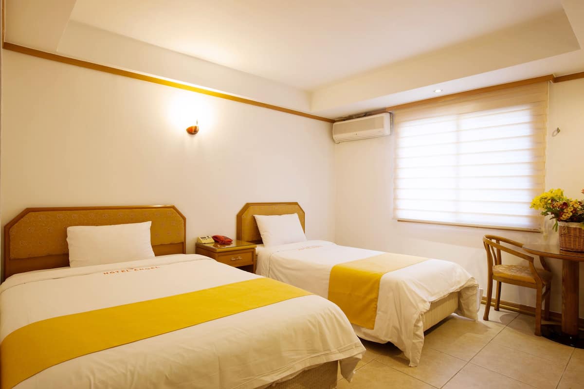 Twin Room (A) | In-room safe, free WiFi