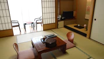 Japanese Room (Curfew 11pm, ages 7+ only) | In-room safe, blackout drapes, free WiFi, bed sheets